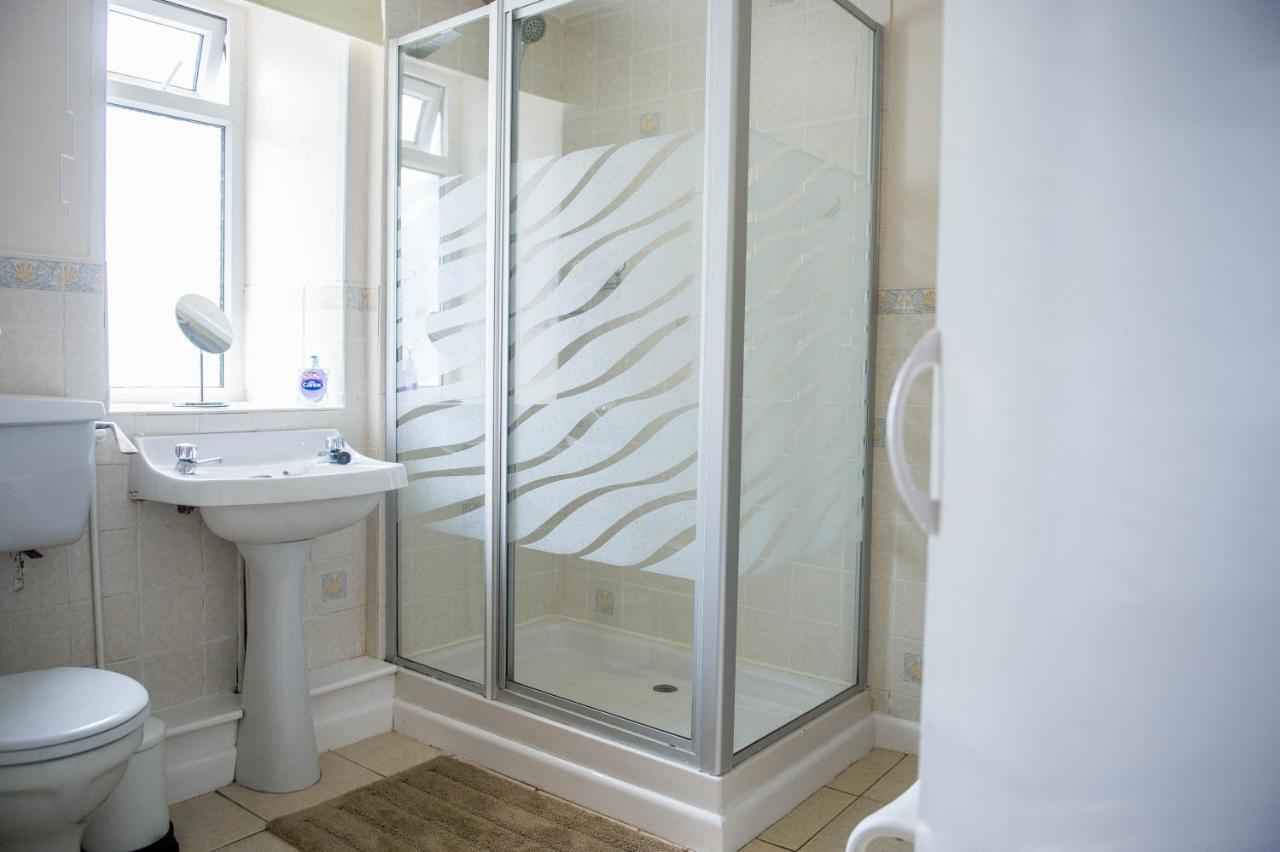 Awel Taf- Central Cottage Ideal For Families, With Parking Сент-Клирс Экстерьер фото